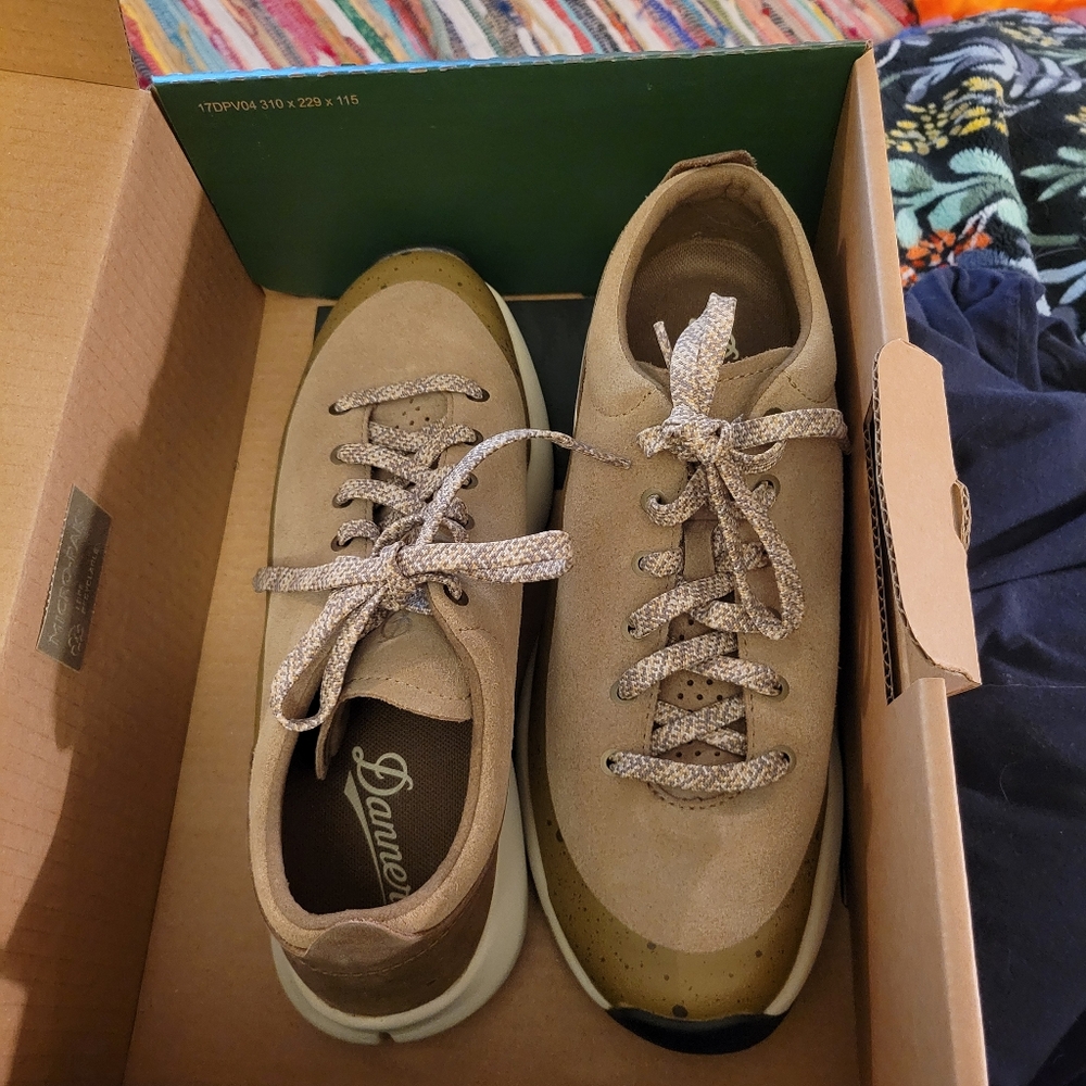 Danner women's low suede 9.5 M sneaker shoe